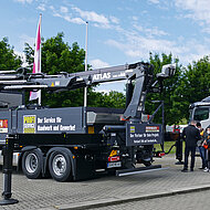 Atlas r&uuml;stet Hornbach-Lkw mit Ladekranen aus