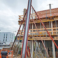 Robusta-Gaukel: Clever gel&ouml;ste schlanke Betons&auml;ulen in V-Optik