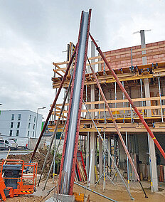 Robusta-Gaukel: Clever gelöste schlanke Betonsäulen in V-Optik