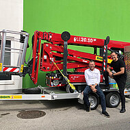 Dorn Lift: Bei der Fassadenreinigung setzt Algenmax auf&nbsp;die Hilfe von Raupenarbeitsb&uuml;hnen