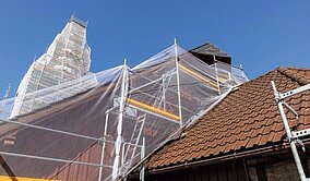 Anpassungsfähiges Stahlgerüst für filigrane Holzkonstruktion