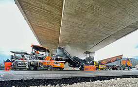 Auf der B 29 überzeugt Vermieter RÜKO mit Dynapac-Beschicker