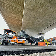 Auf der B 29 &uuml;berzeugt Vermieter R&Uuml;KO mit Dynapac-Beschicker