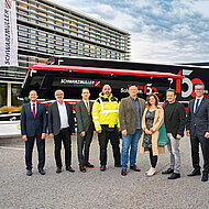 Schwarzm&uuml;ller: Drei Schwarzm&uuml;ller-Fahrzeuge an Gewinnspielgewinner &uuml;berreicht