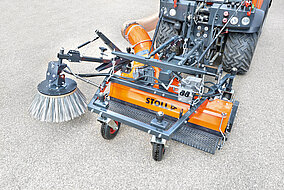 Stoll: Mit der Mehrzweckdüse das Herbstlaub saugen