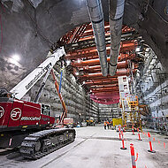 Metro-Tunnelbau in Melbourne: Teleskopkran auf engstem Raum