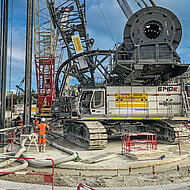 SENNEBOGEN: Seilbagger im Einsatz f&uuml;r die unterirdische Verlegung von Hochspannungsleitungen