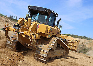 Neuer Cat Kettendozer D6 XE zwischen Abraum und Rekultivierung bei Clariant 