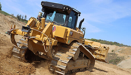 Neuer Cat Kettendozer D6 XE zwischen Abraum und Rekultivierung bei Clariant 