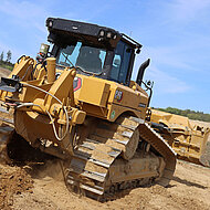 Neuer Cat Kettendozer D6 XE zwischen Abraum und Rekultivierung bei Clariant 
