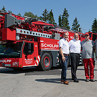 Liebherr &uuml;bergibt zweiten Mobilbaukran MK 140 an Scholpp