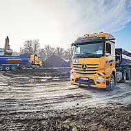 Mercedes-Benz: Zwei starke Kerle im Erdaushub