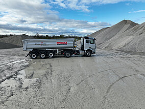 Neuer Dreiachs-Sattelauflieger