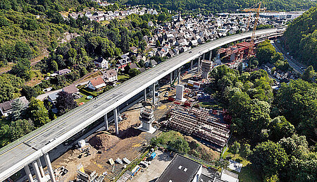 Voll aufgegangen: Doka-Konzept f&uuml;r komplexes Br&uuml;ckenbauprojekt