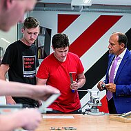 Ein Schwei&szlig;roboter exklusiv f&uuml;r Schwarzm&uuml;ller-Lehrlinge