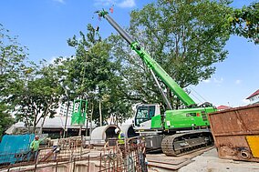SENNEBOGEN: Teleskopkran im Einsatz – Presscrete Engineering setzt 50 t SENNEBOGEN 653 E Raupe für die Wartung von Singapurs Abwasserkanalsystem ein