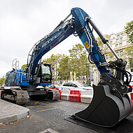 Liebherr: Der 60&thinsp;000. Liebherr-Raupenbagger auf den Pariser Champs-&Eacute;lys&eacute;es