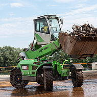 Freyer erweitert Fuhrpark um Sennebogen Teleskoplader 355 E