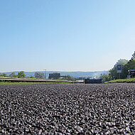 Schnorpfeil Bau: L&auml;rmmindernder Gussasphalt mit heller Absplittung aus Henauer Quarzit