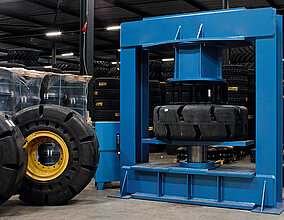 Heuver presst jetzt auch Erdbewegungsreifen aus Vollgummi