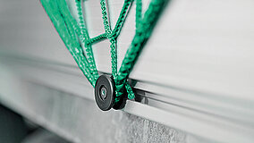 Ladungssicherungsnetz mit flexiblen Netzhaken