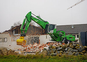 Sennebogens &raquo;830er&laquo; gl&auml;nzt bei Supermarktabriss