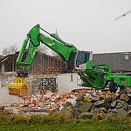 Sennebogens &raquo;830er&laquo; gl&auml;nzt bei Supermarktabriss