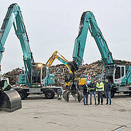 Sennebogen bei Schl&uuml;ter: Drei Profis f&uuml;r den Profi