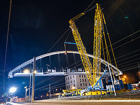 Raupenkran im perfekt geplanten Nachteinsatz