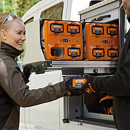 Bott &ndash; Stihl: Akkus auf der Pritsche sicher lagern und laden