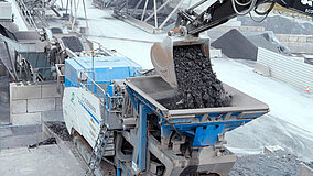 Aufbereitung von hochabrasiver Schlacke in Barcelona: Materialrecycling mit Prallbrecher und Grobstücksiebanlage