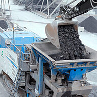 Aufbereitung von hochabrasiver Schlacke in Barcelona: Materialrecycling mit Prallbrecher und Grobstücksiebanlage