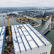 Liebherr-Werk Biberach: Schnelleinsatzkran &uuml;ber Rotterdam