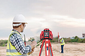 Zwischen Rotationslaser und Entfernungsmesser