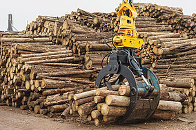 Schwere Hafenjungs im Dauereinsatz: Mantsinen 120R und Fuchs MHL340F stemmen Holzumschlag