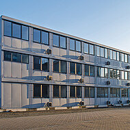 Schreiber &ndash; Kleusberg: Schl&uuml;sselfertiges B&uuml;rogeb&auml;ude aus 93&nbsp;Systemcontainern