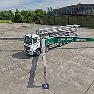 Siebenachsiger »Arocs« trägt gigantische Betonpumpe