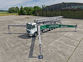 Siebenachsiger »Arocs« trägt gigantische Betonpumpe