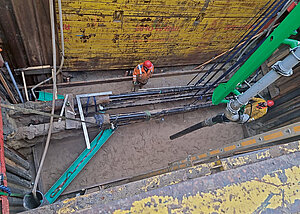 Strebenfreier Verbau f&uuml;r Starkstromleitung tief unter der Erde