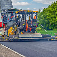 Ausgeklügelte Technologien für emissionsarmen Asphalteinbau