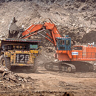 Mit DYNAVIS® formulierte Hydraulikfluide Kraftstoff sparen