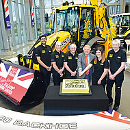 JCB: 750&thinsp;000. Baggerlader l&auml;uft bei JCB vom Band