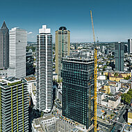 Letzter Kran beendet seine Arbeit am Spin Tower in Frankfurt