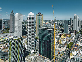 Letzter Kran beendet seine Arbeit am Spin Tower in Frankfurt