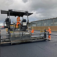 Massive Tragschicht: Sumitomo-Fertiger im Einsatz