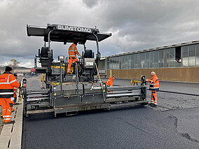 Massive Tragschicht: Sumitomo-Fertiger im Einsatz