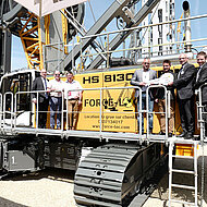 Schl&uuml;ssel&uuml;bergabe des HS 8130 HD auf der Intermat