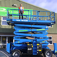 Genie: POWERED ACCESS SERVICES ERH&Auml;LT DIE ERSTEN F&Uuml;NF GENIE&reg; GS&trade;-5390 SCHERENB&Uuml;HNEN MIT GENIE STUFE V-MOTORENL&Ouml;SUNG IN ENGLAND