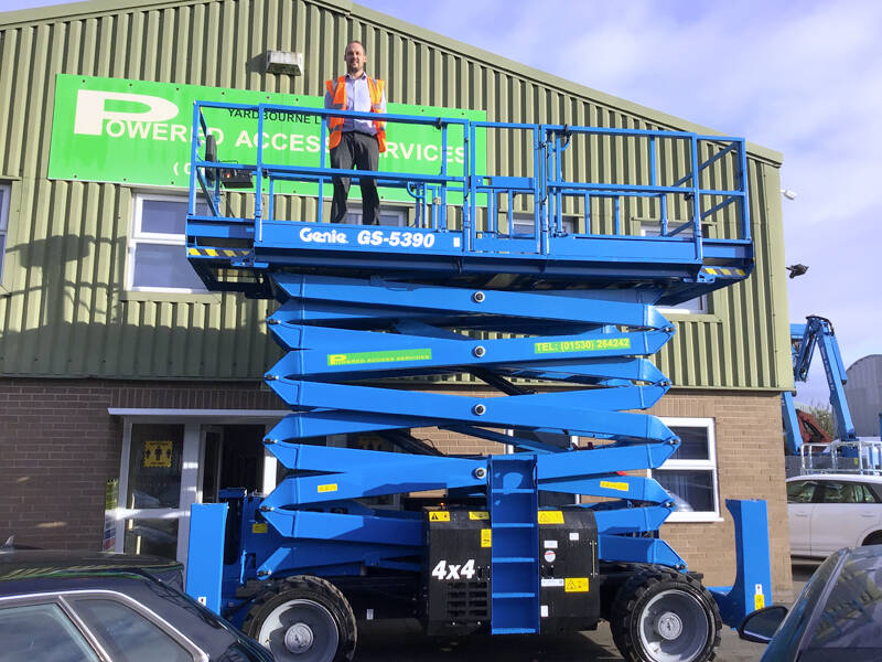 Genie: POWERED ACCESS SERVICES ERHÄLT DIE ERSTEN FÜNF GENIE® GS™-5390 SCHERENBÜHNEN MIT GENIE STUFE V-MOTORENLÖSUNG IN ENGLAND