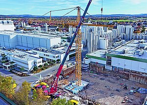 Schwergewicht in  Position gebracht:  Obendreher  &raquo;630 EC-H 50&laquo; im Einsatz